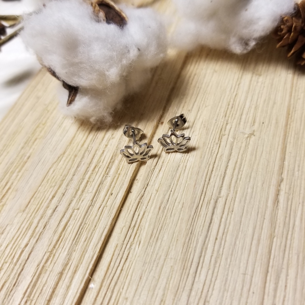 Beautiful Open Lotus Flower earrings in SILVER - Picture 6 of 9